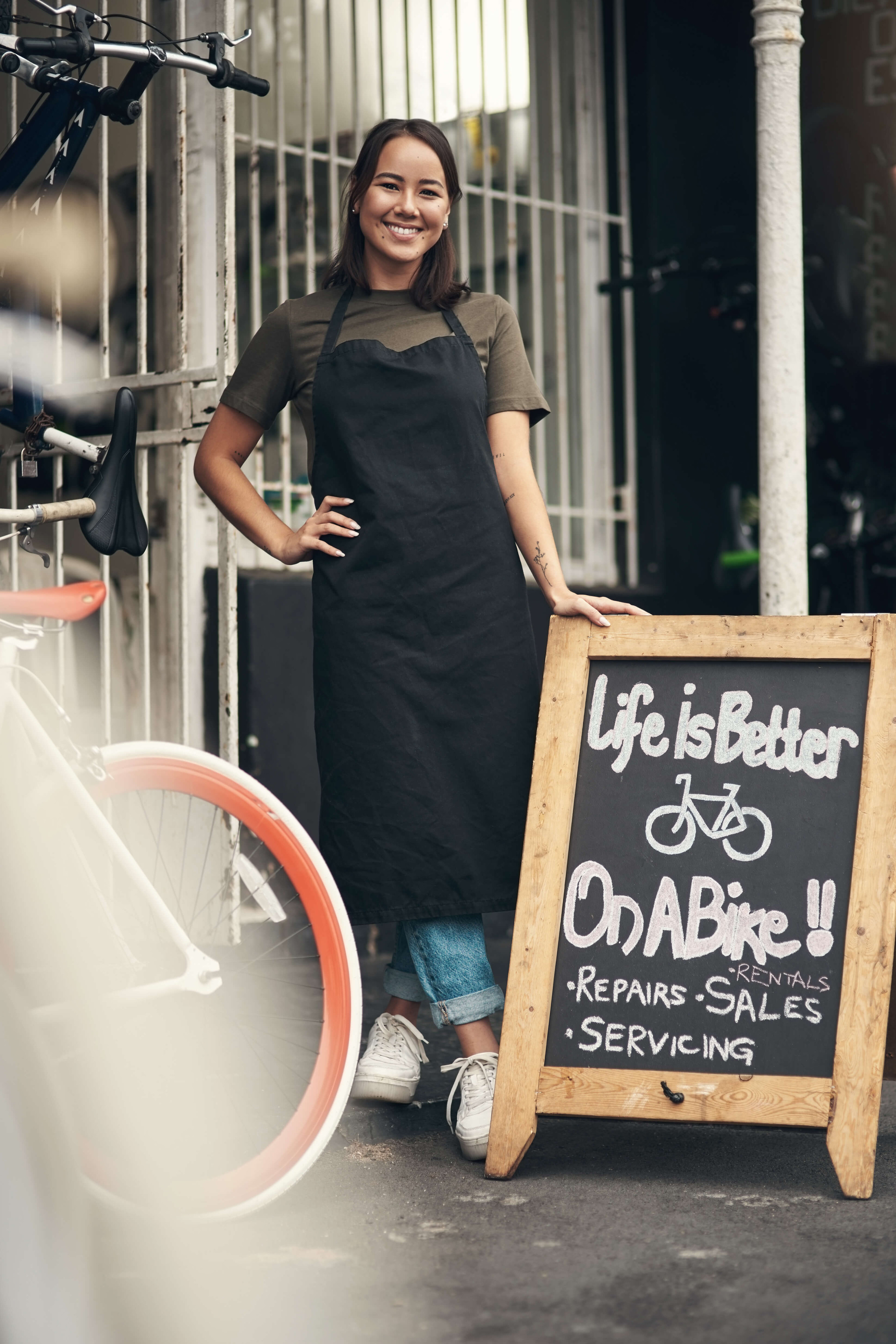 vrouw voor fietsboetiek